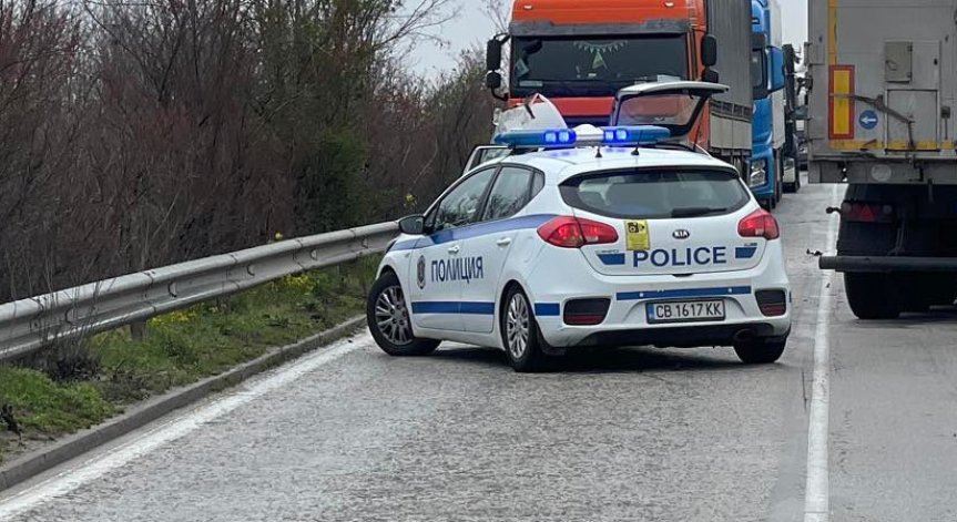 Проходът на републиката е затворен заради завъртян ТИР