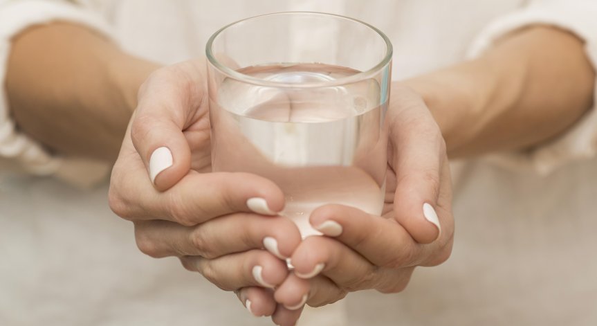 Защо трябва да пием задължително вода сутрин