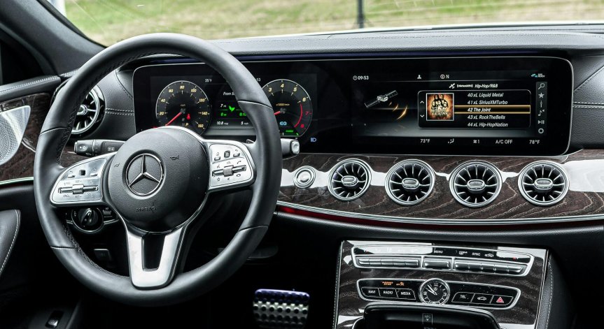 Mercedes-Benz слага повече и по-големи екрани в колите си