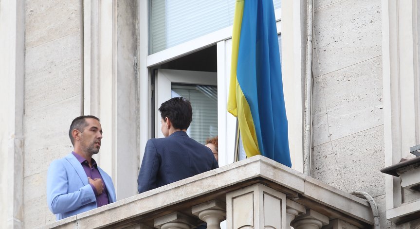 Осветяват сградата на Столичната община в цветовете на украинското знаме