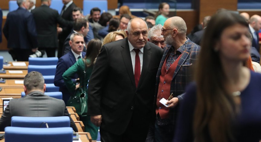 Бюджет 2025 ще гарантира увеличението на заплатите на военните, полицията и учителите.