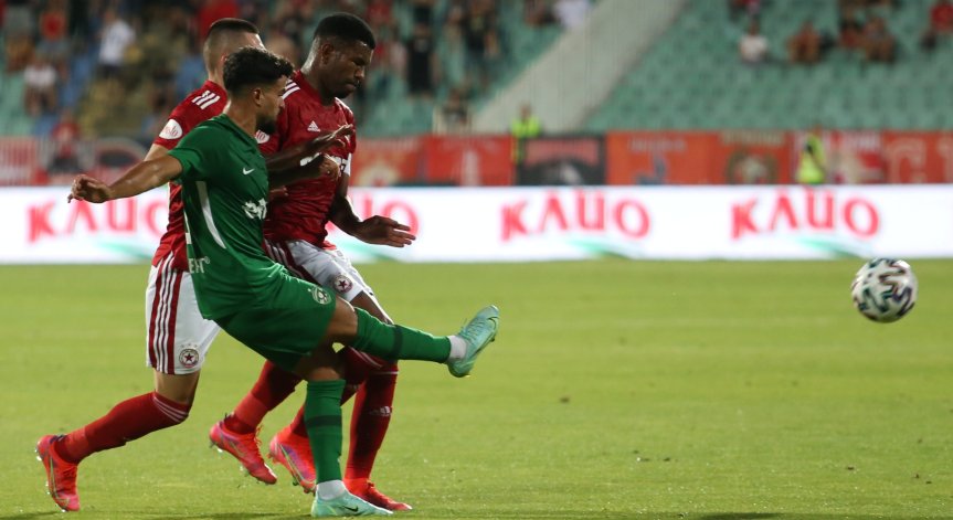 Оливейра преподписа с 