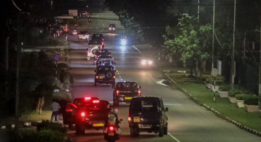 Бившият президент на Шри Ланка се завърна изненадващо, защитават го сили за сигурност