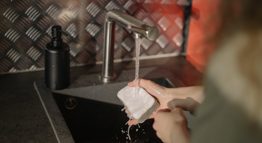 Кои са най-честите грешки, които допускаме с гъбата за миене на съдове?