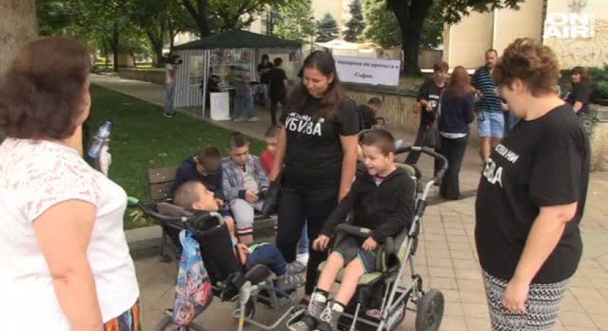 Майките на деца с увреждания се срещнаха с Бисер Петков. Какво се разбраха
