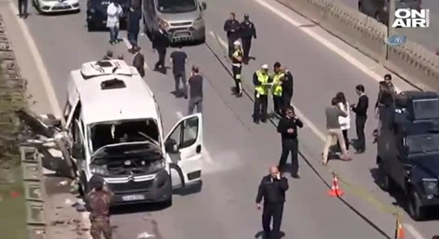 Петима ранени след взрив на микробус в Истанбул