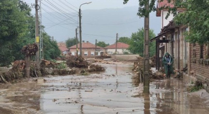 Тежка остава ситуацията в Карловско, има големи поражения по инфраструктурата