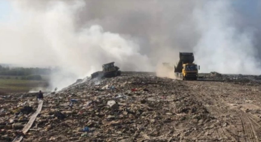 Техника и екипи на място.