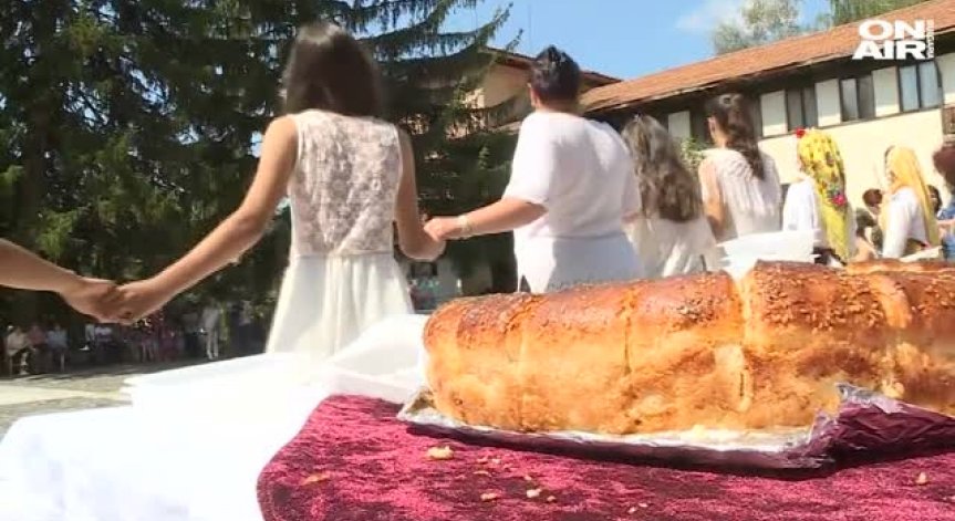 Мюсюлманите в Белица посрещнаха Рамазан Байрам със сладкиши и хора́