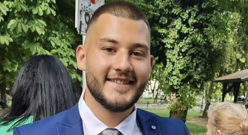 Телефонът му е изключен.