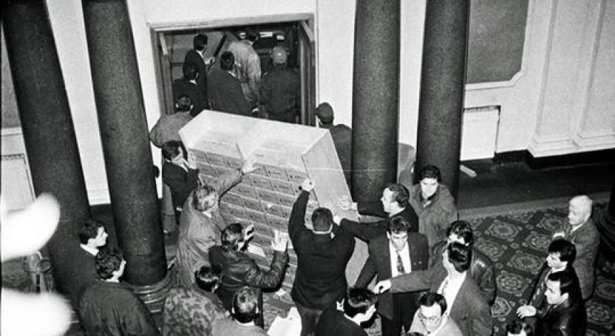 25 г. от щурма на парламента, довел до падането от власт на БСП