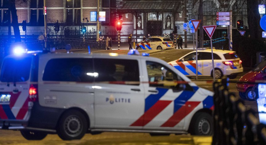 Почина похитителят от Амстердам, който държа и българин като заложник в магазин