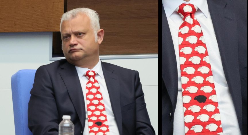 Овце и една черна: Вратовръзката на Емил Дечев привлече погледите в парламента