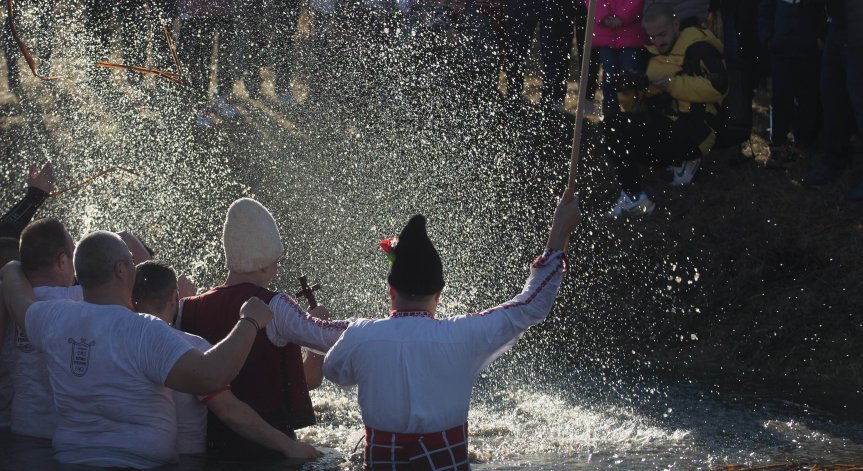 Ивановден е! Обредното къпане от Йордановден продължава, но с други ритуали