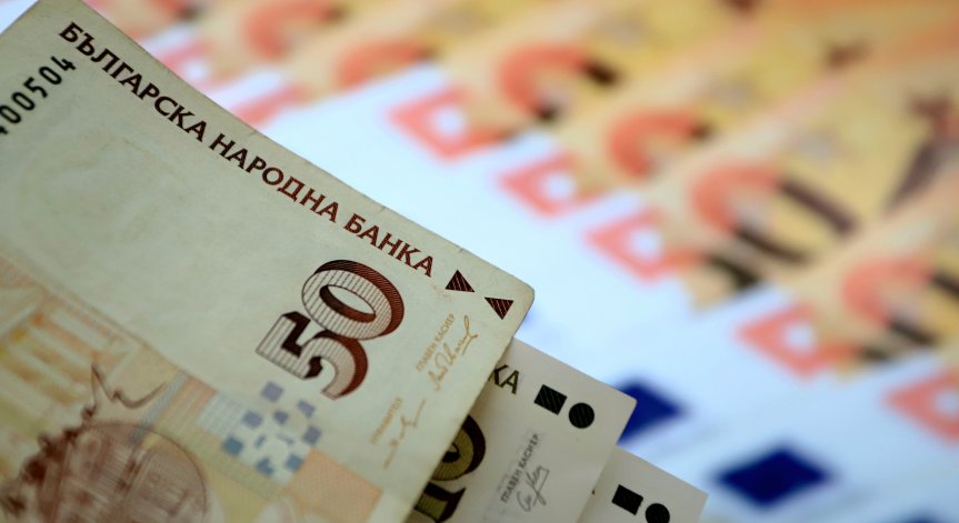 За година средната заплата в България сее увеличила със 17,3%.