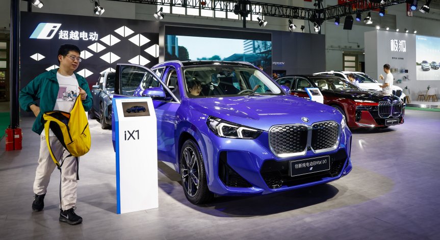 BMW пести средства, слага по-евтини батерии на електромобилите си