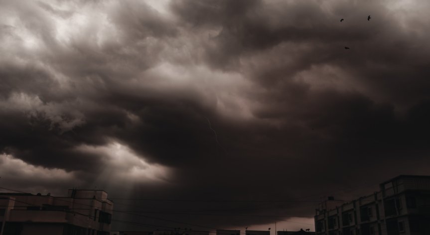 Предупреждение! Жълт код за гръмотевични бури, силен вятър и градушки в 11 области