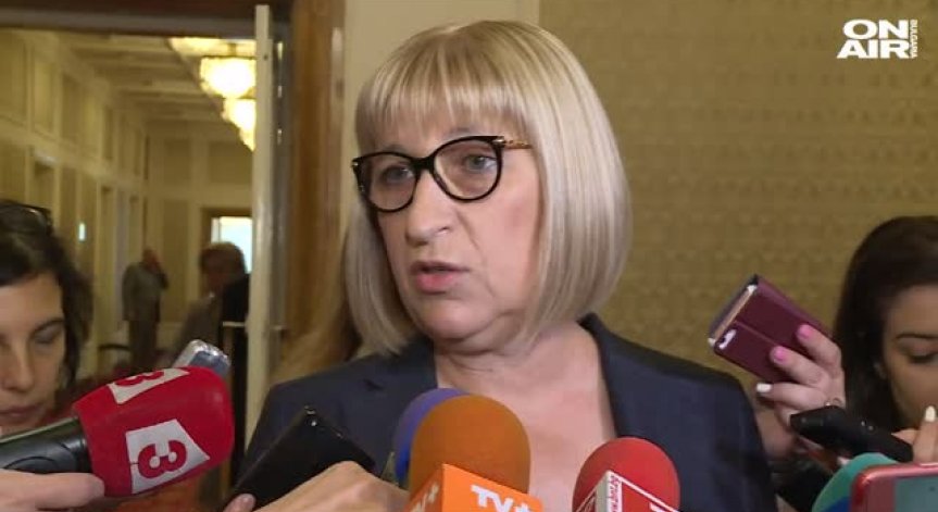 Цецка Цачева застана на парламентарната трибуна в нова роля