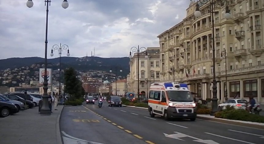 Двама полицаи загинаха при стрелба в Италия