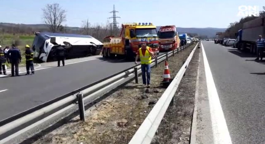 В критично състояние остават ранените на АМ 