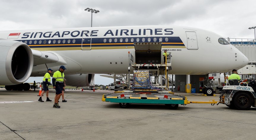 Жертва и поне 30 ранени след силна турбуленция в самолет Boeing 777