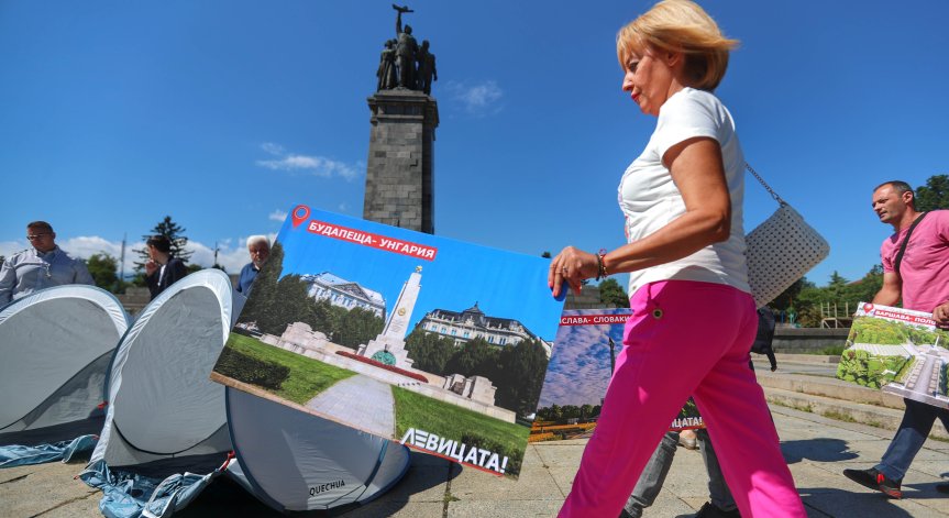 Фандъкова: Няколко палатки не пречат за демонтирането на Паметника на Съветската армия
