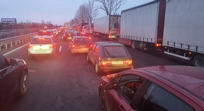 Колона с дължина 3 км се образува на автомагистрала 