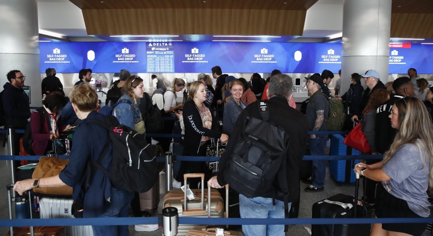 Тотален хаос на летищата в Обединеното кралство, пътници чакат с часове