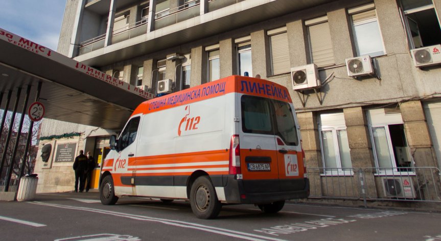 Шофьор заспа и се заби в дърво, докато вози двете си деца на задната седалка