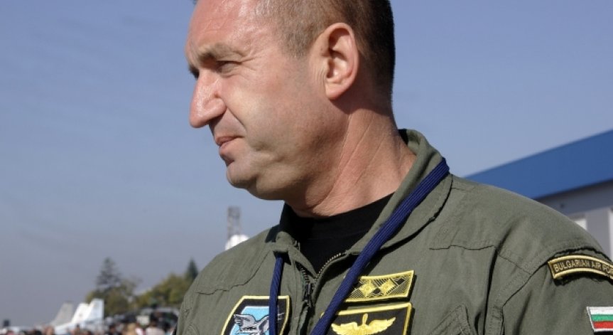 Командирът на ВВС ген.Румен Радев подаде оставка, след това я оттегли