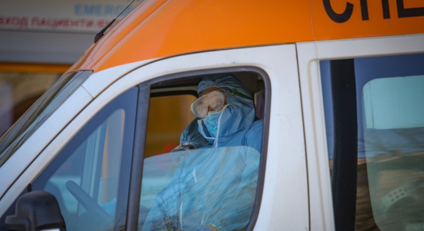 Разследват случая с починалите, чакали на стълби пред болница за прием