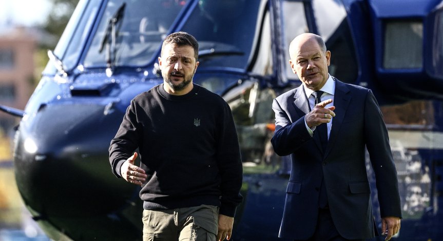 По думите на Зеленски Шолц го е запознал с основните моменти от неотдавнашния си разговор с Путин.