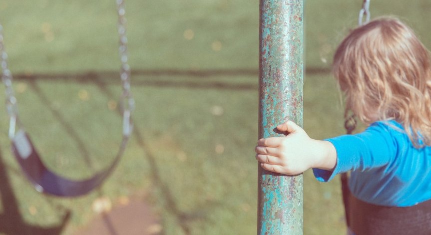 Момичето се е подхлъзнало по време на игра.