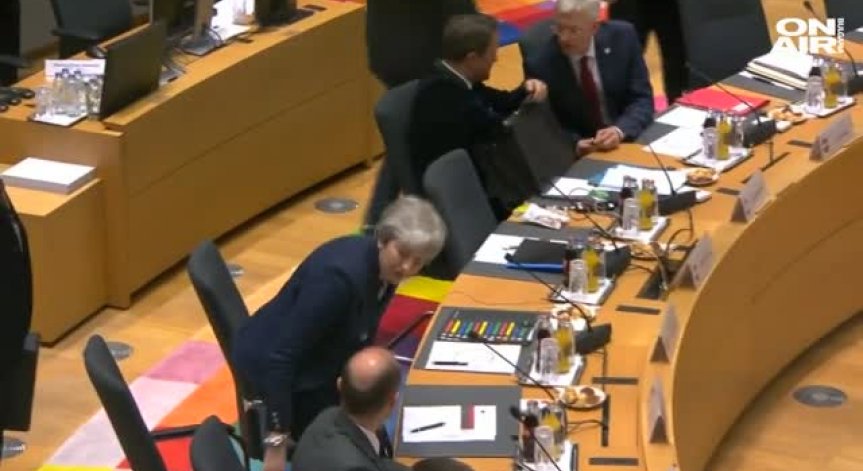 Тереза Мей свика спешна среща с ключови министри