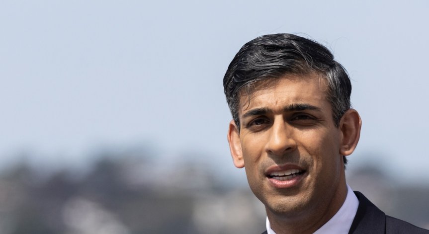 Сунак разходи кучето си без каишка в лондонски парк, но му се размина