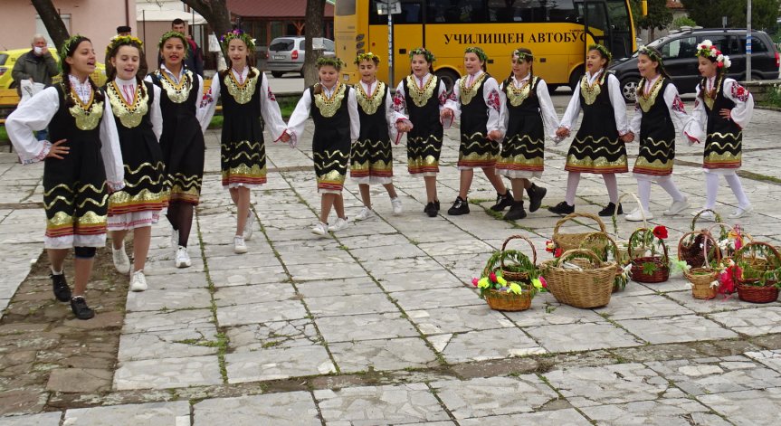 Лазаровден е! Млади момичета изпълняват обичая лазаруване