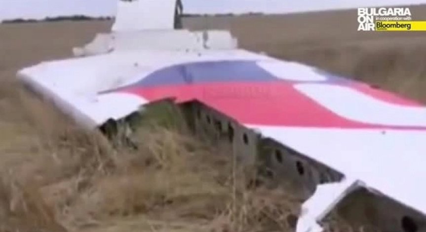 Падналият в Източна Украйна самолет се разпаднал във въздуха след много удари