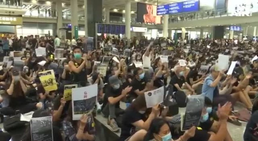Протестиращи блокираха летището в Хонконг