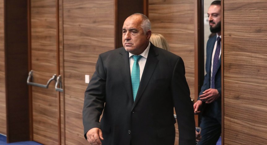 Бойко Бориов говори  в кулоарите на парламента.