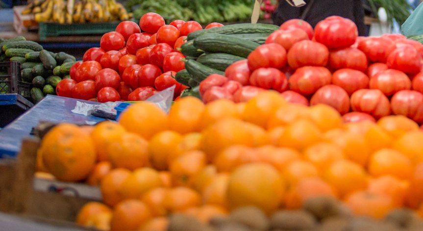 Краставици и чушки поевтиняват, мляко, пилешко, ориз поскъпват