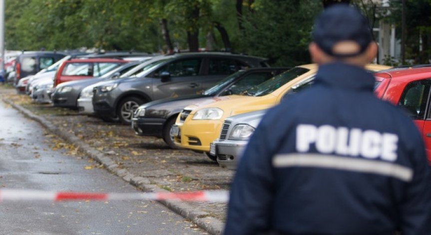 Прегръдка на смъртта: Мъж заби нож в свой приятел, опита да го убие