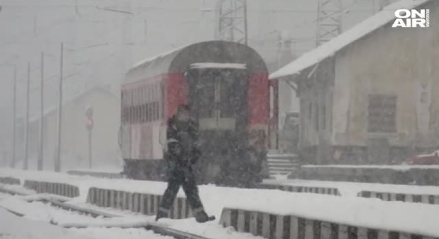 Влак се блъсна в скали, паднали на ЖП линия край Пловдив