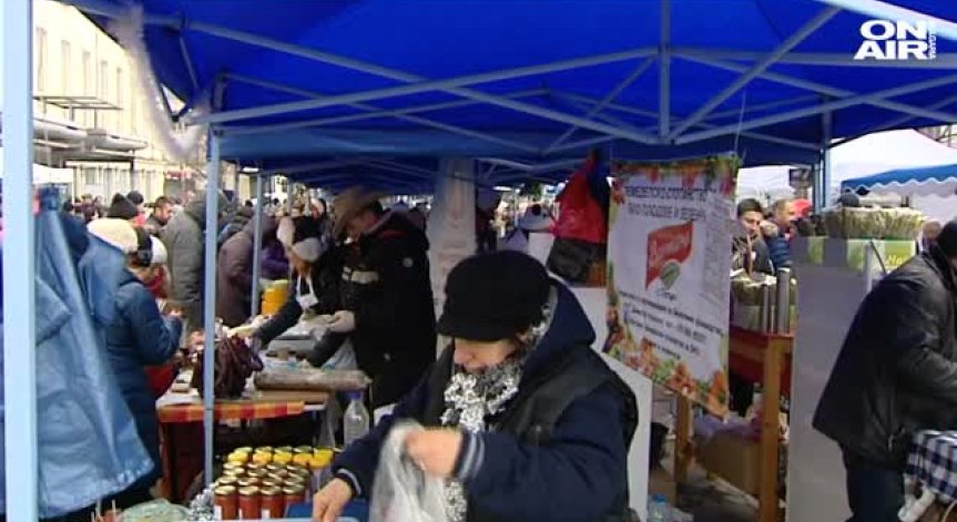 Производители от цялата страна представиха продуктите си на коледен пазар в София