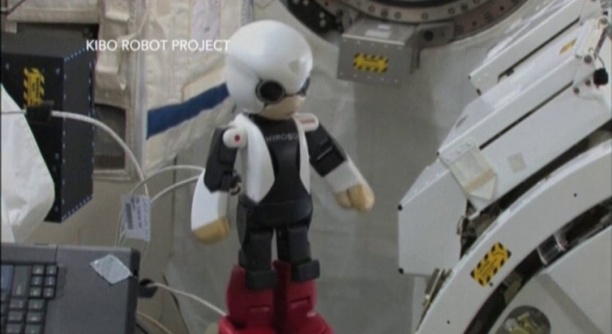 Първият робот-астронавт се наслаждава на космоса