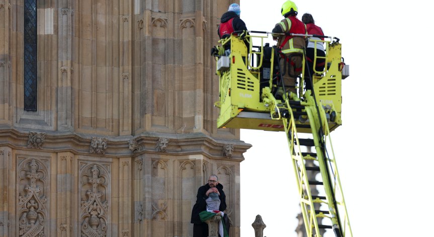 Пристигнаха пожарна и линейки на място.