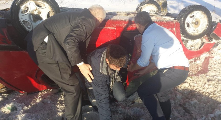 Здравният министър помогна на катастрофирали младежи