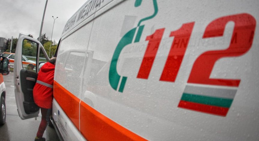 Линейка се заби в дърво на път за Спешна помощ, пациентката е пострадала