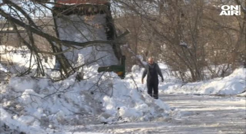 В Русе извозват натрупалия сняг извън града