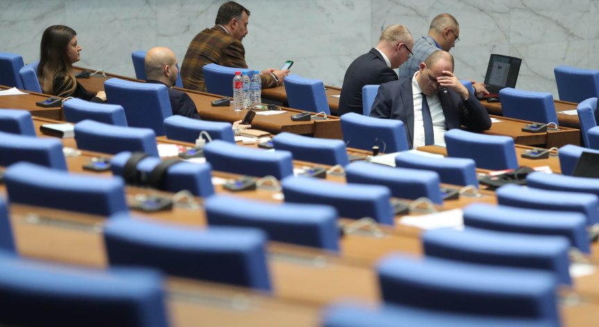 Депутатите заседават извънредно, обсъждат промените в Конституцията