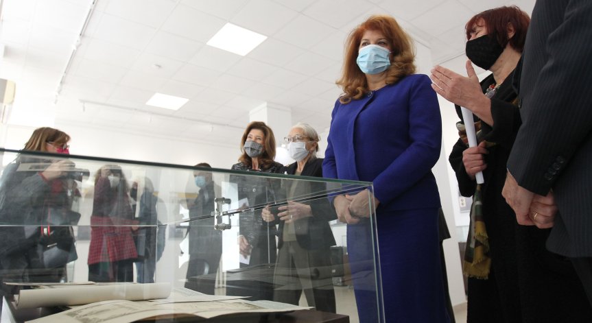 Йотова: Във време на криза най-ценни са приятелството и подадената ръка